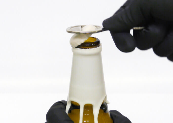ボトルシーリングワックス（蝋キャップ・ワックスキャップ）は、栓抜きを使って、通常時と同様に開栓することが可能
ワックスが厚い場合はソムリエナイフなどの使用がおすすめ